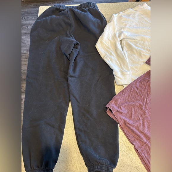 Aritzia Clothing Lot - Size S - Sweatpants, Sweater and T-Shirt - Picture 6 of 9